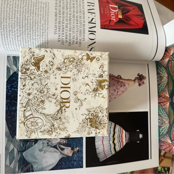 NWT-DIOR SADDLE FLAP CARD HOLDER. - Picture 9 of 16